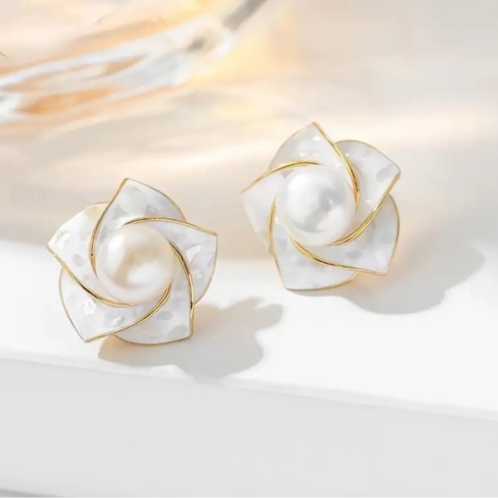 Cultured Pearl And Seashell 925 Camellia Stud Earrings - Picture 2 of 7